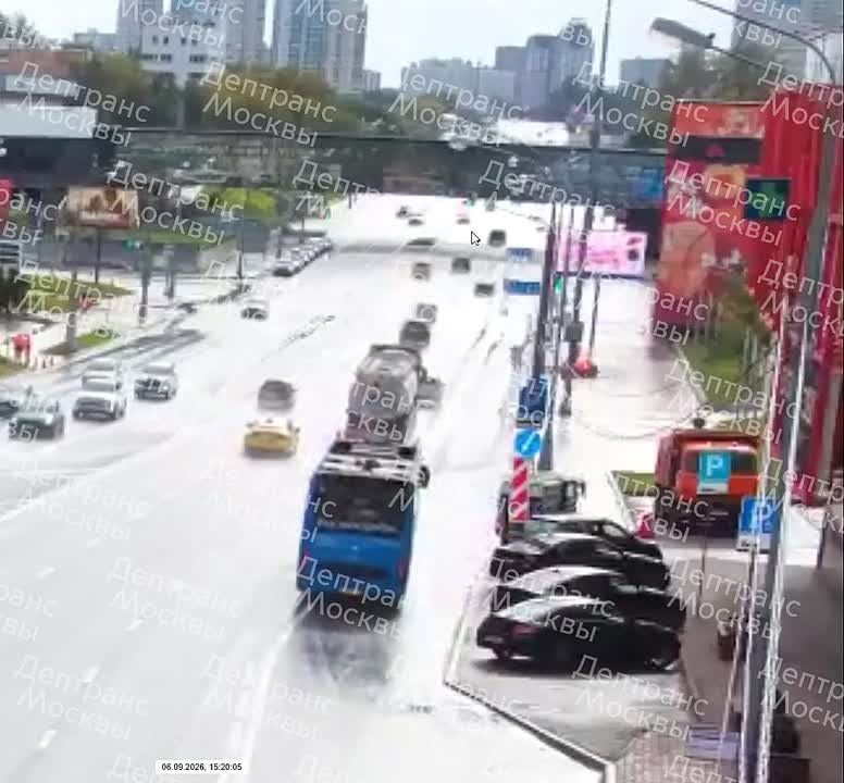 Момент жесткого ДТП на западе Москвы публикует с камер наблюдения столичный Дептранс