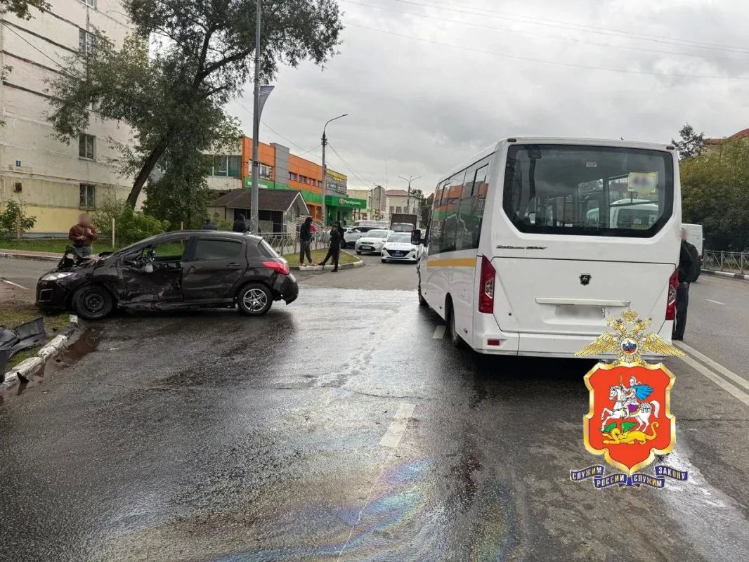Автобус и автомобиль столкнулись в Раменском, пострадали пять человек Автобус и автомобиль столкнулись в Раменском, пострадали пять человек