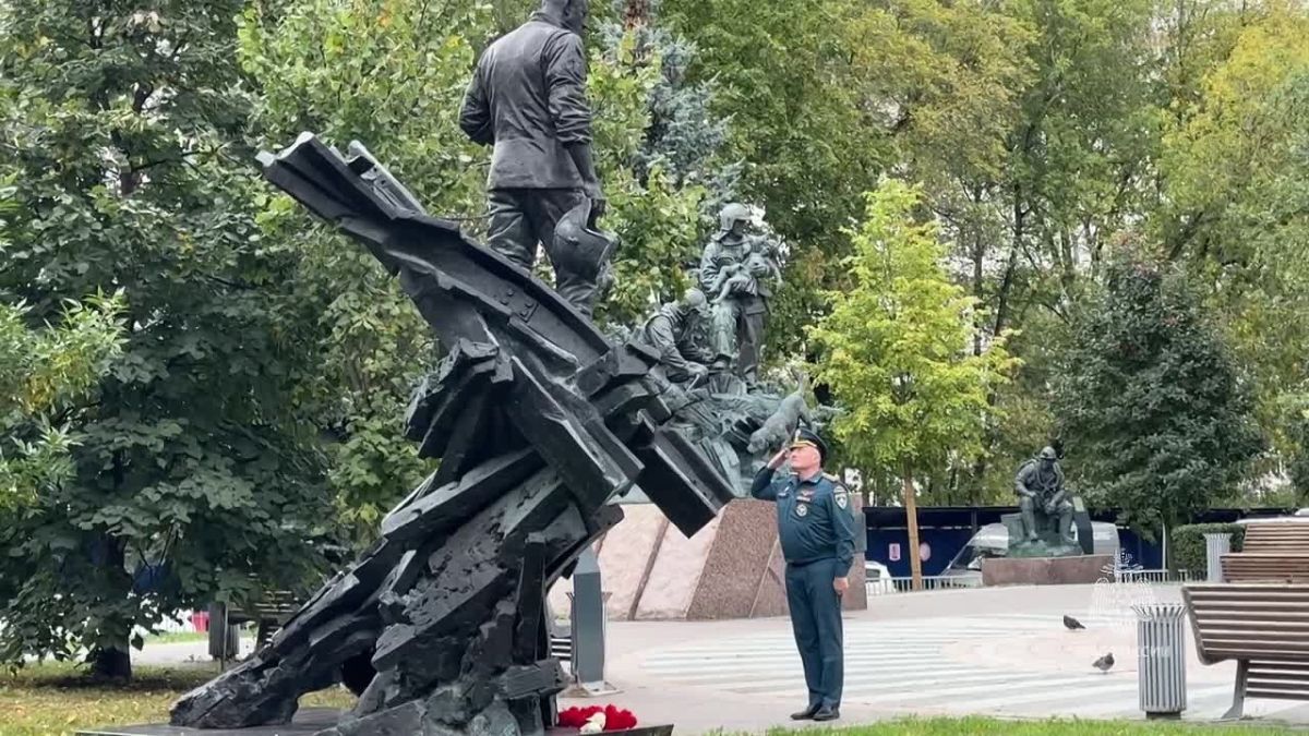 В МЧС России почтили память Евгения Зиничева