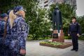 Сотрудники вневедомственной охраны Главного управления Росгвардии по городу Москве возложили цветы к памятнику «Жертвам теракта 09.09.1999» в Юго-Восточном административном округе