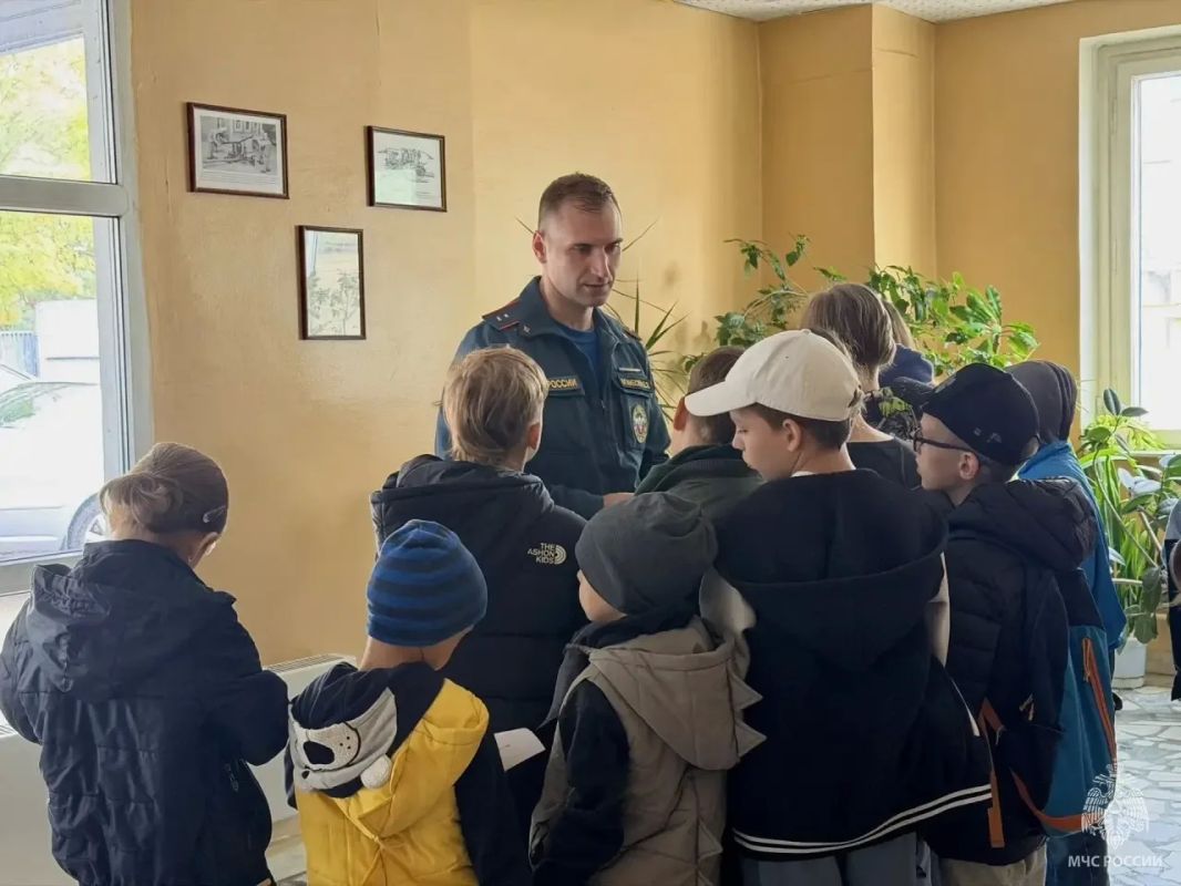 Юные зеленоградцы побывали в гостях у пожарных Юные зеленоградцы побывали в гостях у пожарных