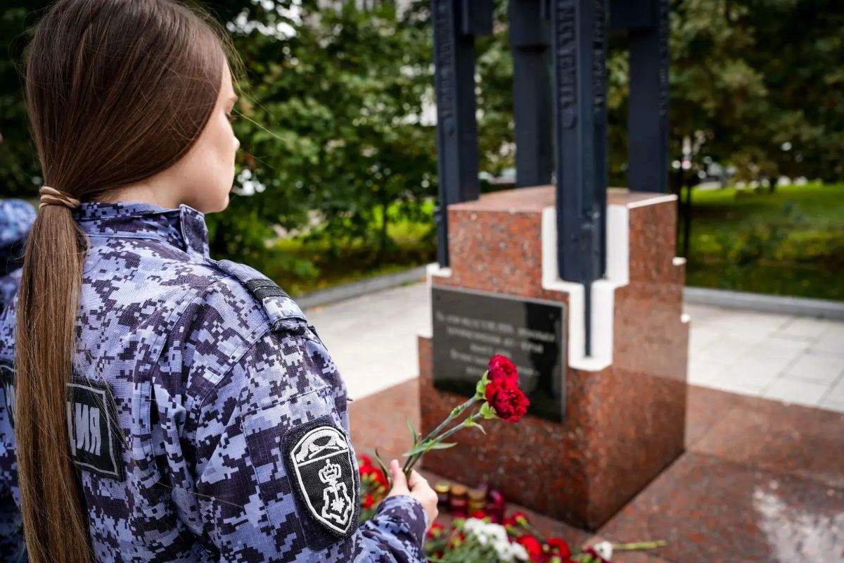 Сотрудники вневедомственной охраны Главного управления Росгвардии по городу Москве возложили цветы к памятнику «Жертвам теракта 09.09.1999» в Юго-Восточном административном округе Сотрудники вневедомственной охраны Главного управления Росгвардии по городу Москве возложили цветы к памятнику «Жертвам теракта 09.09.1999» в Юго-Восточном административном округе
