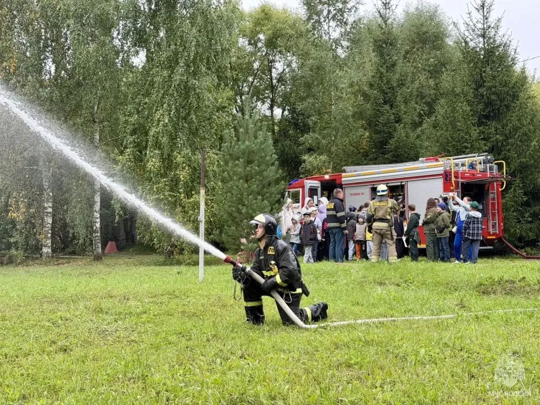 Юные зеленоградцы побывали в гостях у пожарных Юные зеленоградцы побывали в гостях у пожарных