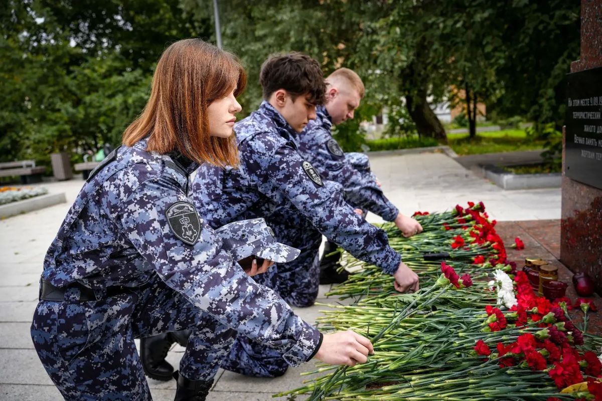 Сотрудники вневедомственной охраны Главного управления Росгвардии по городу Москве возложили цветы к памятнику «Жертвам теракта 09.09.1999» в Юго-Восточном административном округе Сотрудники вневедомственной охраны Главного управления Росгвардии по городу Москве возложили цветы к памятнику «Жертвам теракта 09.09.1999» в Юго-Восточном административном округе