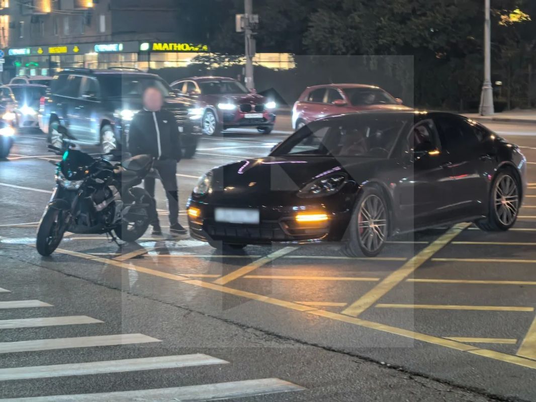 Porsche Panamera и мотоцикл столкнулись на севере Москвы Porsche Panamera и мотоцикл столкнулись на севере Москвы