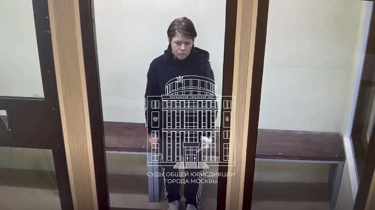 Суд в Москве арестовал женщину, выстрелившую в полицейского из его же пистолета, сообщили ТАСС в Мосгорсуде