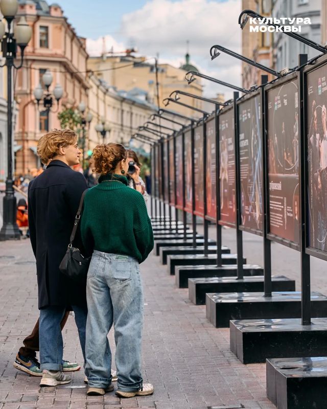 Только представьте: вы прогуливаетесь по залитому солнцем Арбату, разглядываете особняки XIX века, по обеим сторонам кафе и магазины и случайно, а может быть нет, оказываетесь в зрительном зале Театра Терезы Дуровой на одном... Только представьте: вы прогуливаетесь по залитому солнцем Арбату, разглядываете особняки XIX века, по обеим сторонам кафе и магазины и случайно, а может быть нет, оказываетесь в зрительном зале Театра Терезы Дуровой на одном...
