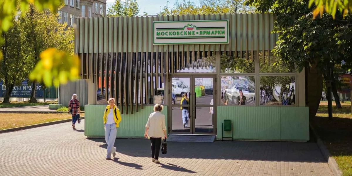 Олег, участник московской ярмарки в Юго-Западном административном округе, привозит на продажу колбасы и мясные деликатесы из Липецкой области
