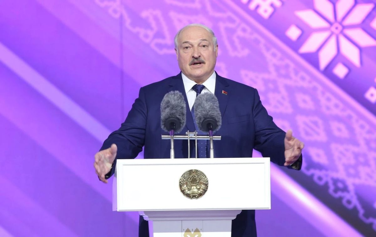 Лукашенко заявил, что Запад сам «толкает» белорусов в Россию