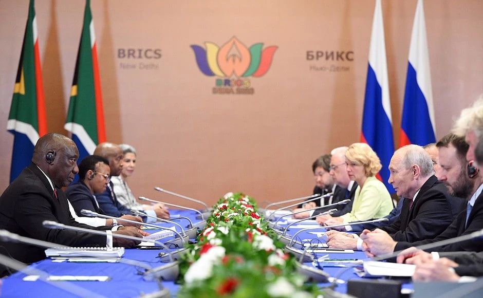 Президент России Владимир Путин провёл переговоры с Президентом Южно-Африканской Республики Сирилом Рамафозой на полях саммита БРИКС в Индии (11 сентября 2026 года) Президент России Владимир Путин провёл переговоры с Президентом Южно-Африканской Республики Сирилом Рамафозой на полях саммита БРИКС в Индии (11 сентября 2026 года)