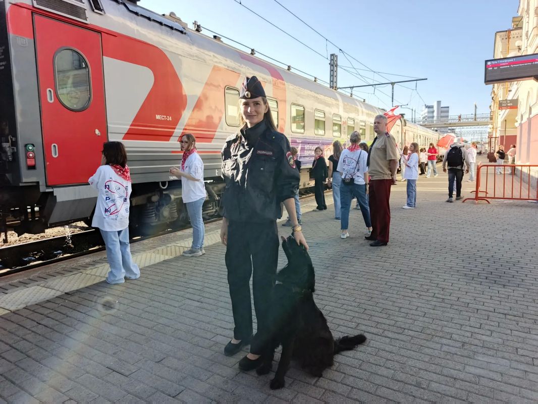 Во Владивостоке транспортные полицейские обеспечили правопорядок при прибытии специального поезда «Путешествие мечты» Во Владивостоке транспортные полицейские обеспечили правопорядок при прибытии специального поезда «Путешествие мечты»