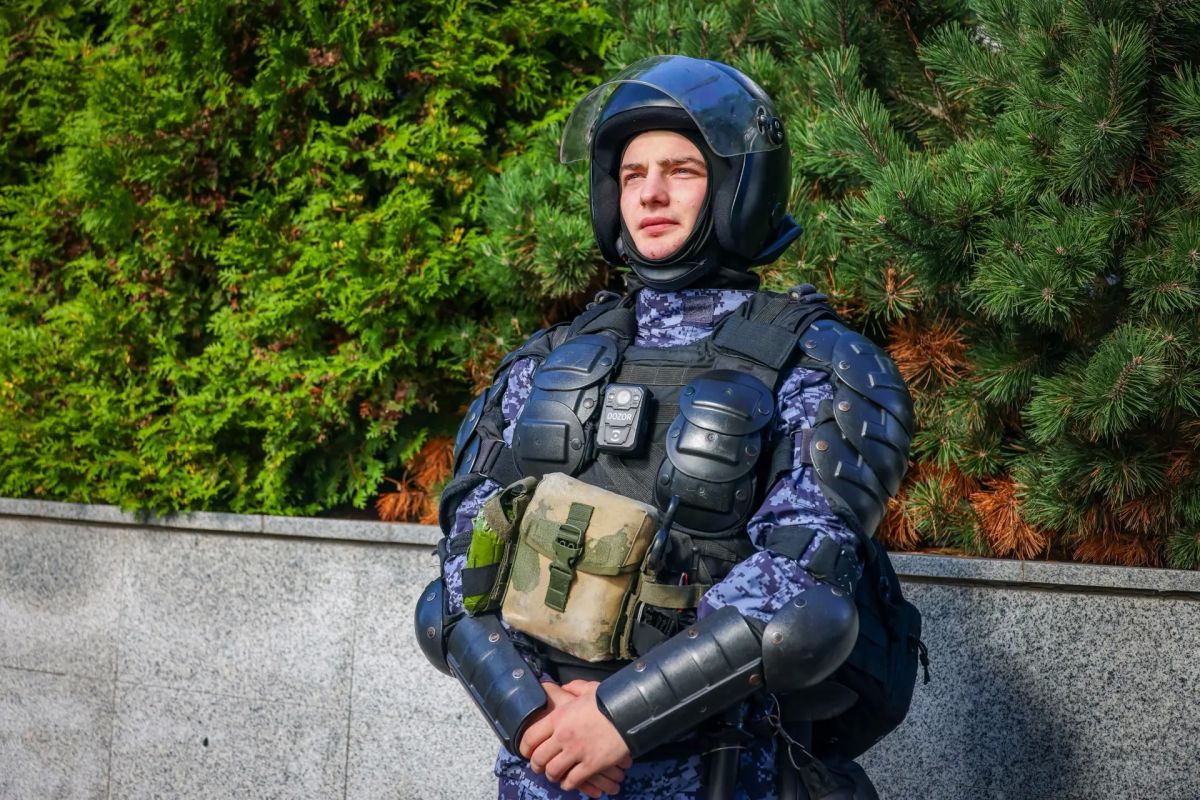Сегодня на стадионе «Газпром Арена» в Санкт-Петербурге безопасность тысяч футбольных болельщиков матча РПЛ между командами «Зенит» (Санкт-Петербург) и «Локомотив» (Москва) обеспечивают военнослужащие специального... Сегодня на стадионе «Газпром Арена» в Санкт-Петербурге безопасность тысяч футбольных болельщиков матча РПЛ между командами «Зенит» (Санкт-Петербург) и «Локомотив» (Москва) обеспечивают военнослужащие специального...