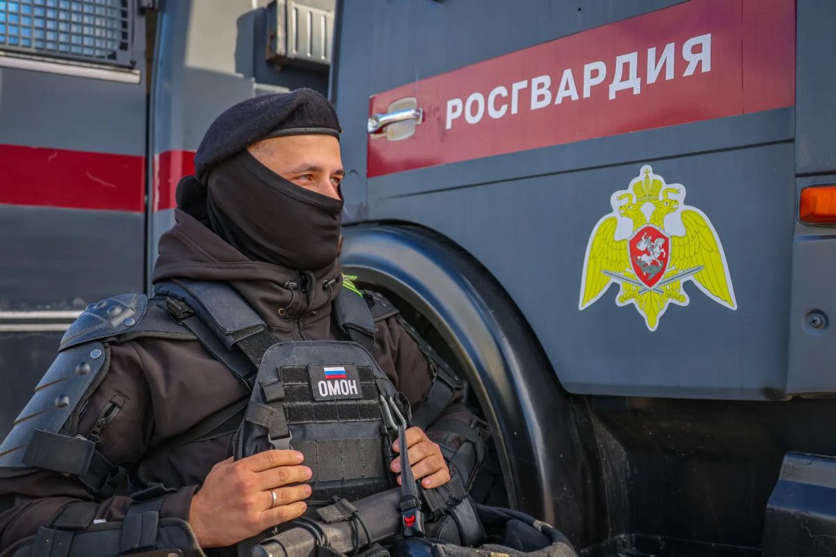 Сегодня на стадионе «Газпром Арена» в Санкт-Петербурге безопасность тысяч футбольных болельщиков матча РПЛ между командами «Зенит» (Санкт-Петербург) и «Локомотив» (Москва) обеспечивают военнослужащие специального... Сегодня на стадионе «Газпром Арена» в Санкт-Петербурге безопасность тысяч футбольных болельщиков матча РПЛ между командами «Зенит» (Санкт-Петербург) и «Локомотив» (Москва) обеспечивают военнослужащие специального...