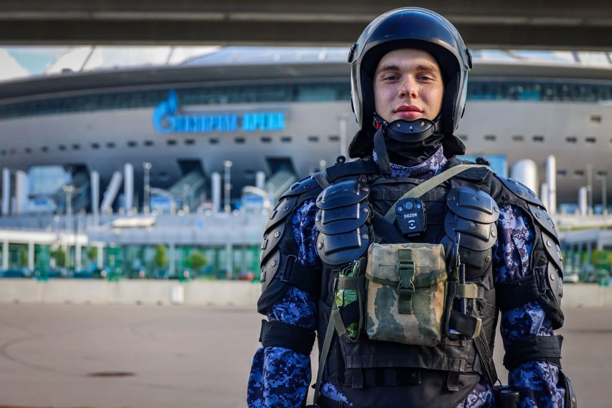 Сегодня на стадионе «Газпром Арена» в Санкт-Петербурге безопасность тысяч футбольных болельщиков матча РПЛ между командами «Зенит» (Санкт-Петербург) и «Локомотив» (Москва) обеспечивают военнослужащие специального...
