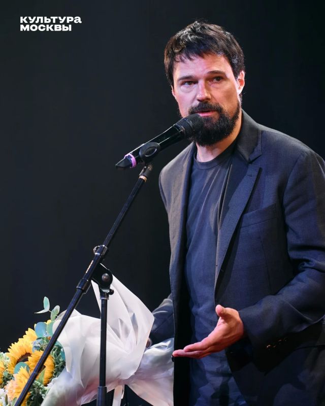Красная дорожка, вспышки камер и праздничная суета: «Театр Ермоловой» открыл 101-й сезон Красная дорожка, вспышки камер и праздничная суета: «Театр Ермоловой» открыл 101-й сезон