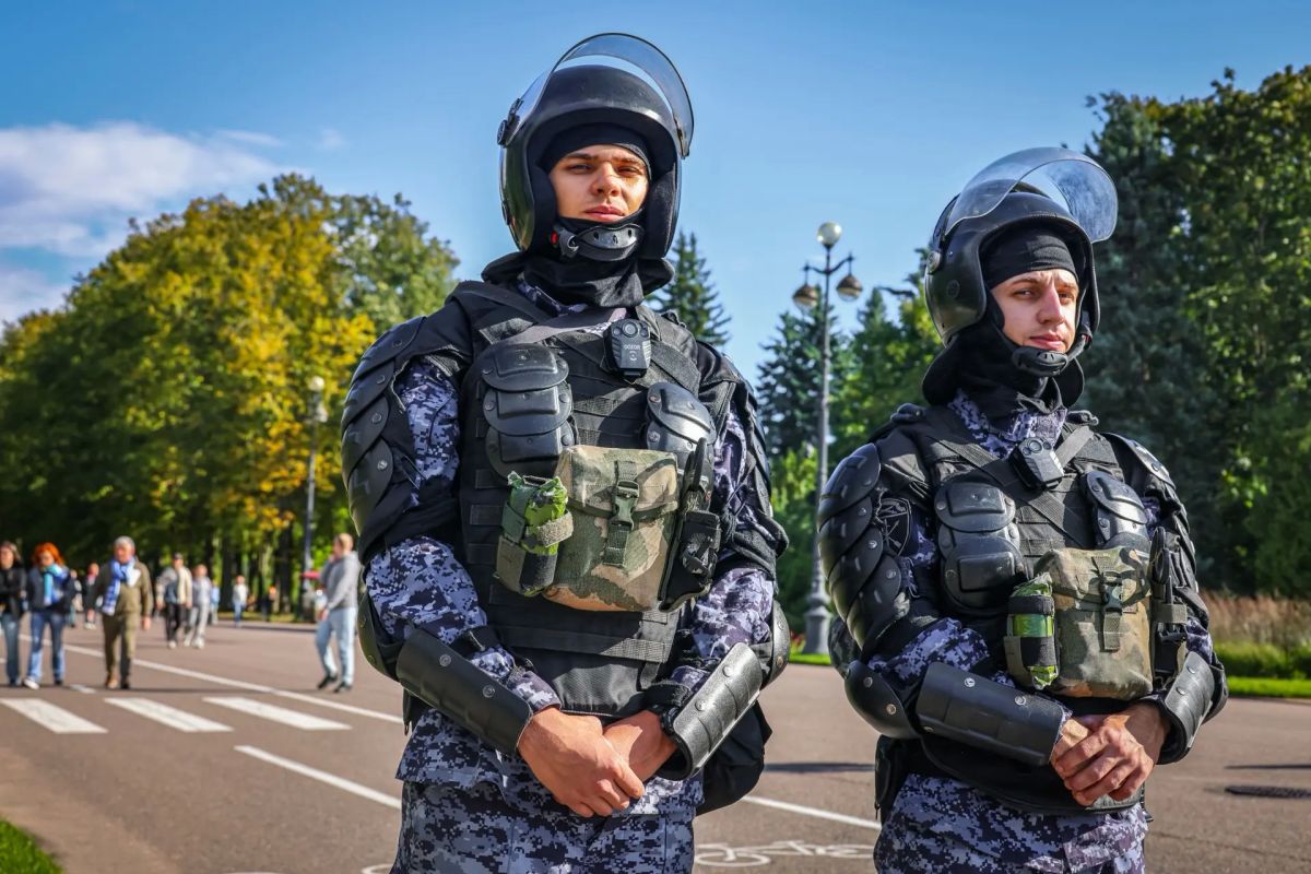 Сегодня на стадионе «Газпром Арена» в Санкт-Петербурге безопасность тысяч футбольных болельщиков матча РПЛ между командами «Зенит» (Санкт-Петербург) и «Локомотив» (Москва) обеспечивают военнослужащие специального... Сегодня на стадионе «Газпром Арена» в Санкт-Петербурге безопасность тысяч футбольных болельщиков матча РПЛ между командами «Зенит» (Санкт-Петербург) и «Локомотив» (Москва) обеспечивают военнослужащие специального...