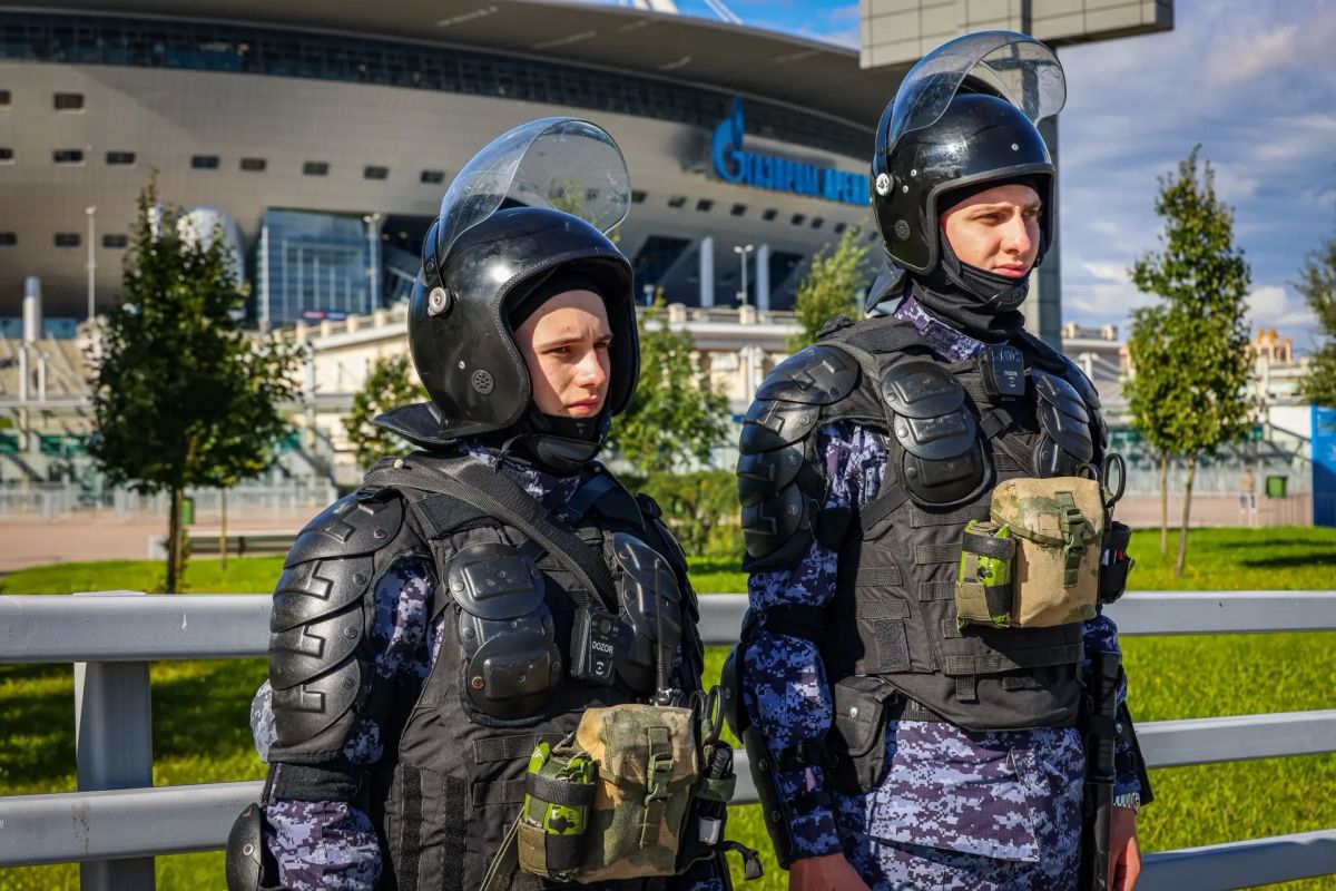 Сегодня на стадионе «Газпром Арена» в Санкт-Петербурге безопасность тысяч футбольных болельщиков матча РПЛ между командами «Зенит» (Санкт-Петербург) и «Локомотив» (Москва) обеспечивают военнослужащие специального... Сегодня на стадионе «Газпром Арена» в Санкт-Петербурге безопасность тысяч футбольных болельщиков матча РПЛ между командами «Зенит» (Санкт-Петербург) и «Локомотив» (Москва) обеспечивают военнослужащие специального...