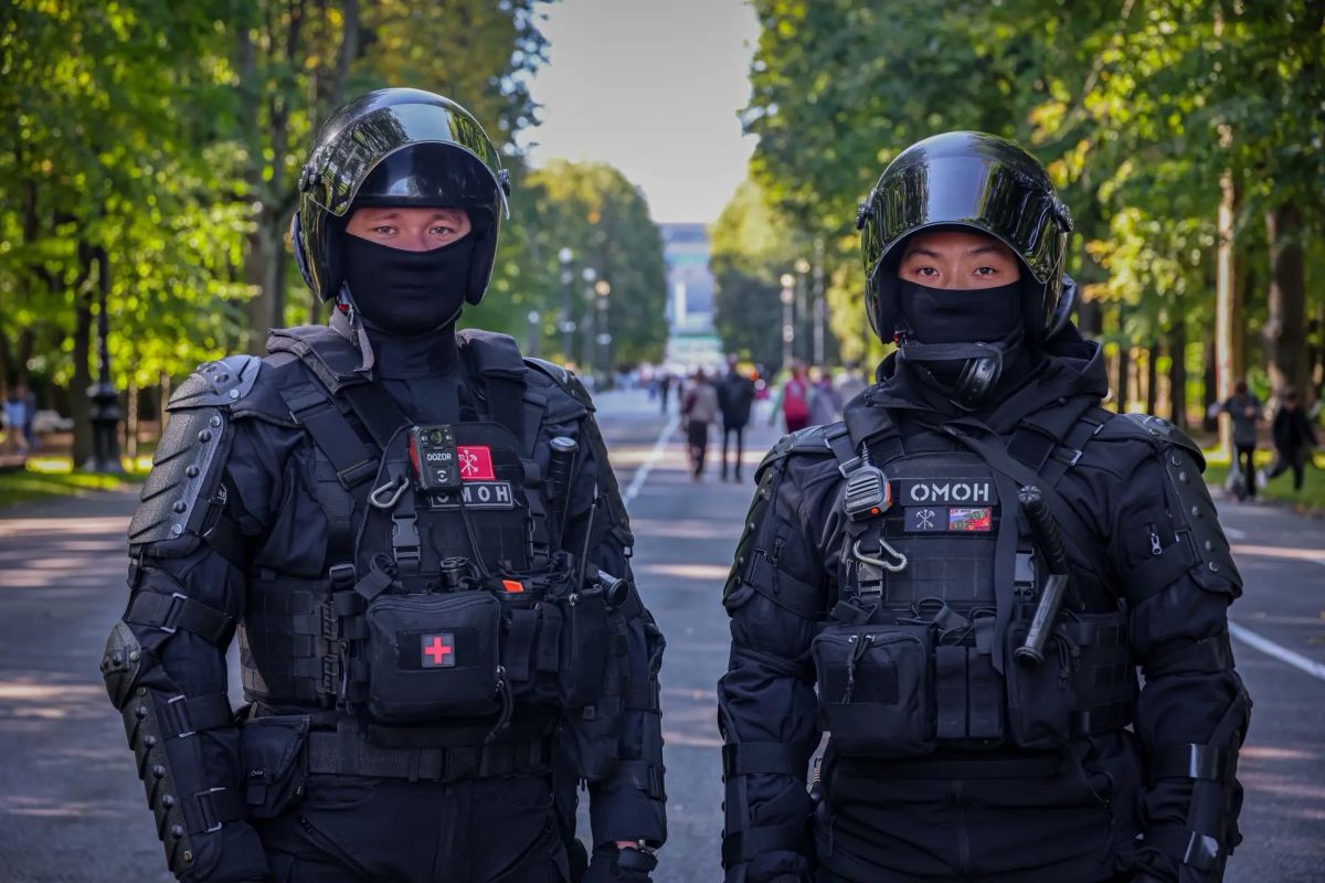 Сегодня на стадионе «Газпром Арена» в Санкт-Петербурге безопасность тысяч футбольных болельщиков матча РПЛ между командами «Зенит» (Санкт-Петербург) и «Локомотив» (Москва) обеспечивают военнослужащие специального... Сегодня на стадионе «Газпром Арена» в Санкт-Петербурге безопасность тысяч футбольных болельщиков матча РПЛ между командами «Зенит» (Санкт-Петербург) и «Локомотив» (Москва) обеспечивают военнослужащие специального...