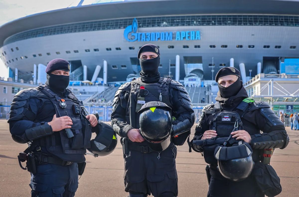 Сегодня на стадионе «Газпром Арена» в Санкт-Петербурге безопасность тысяч футбольных болельщиков матча РПЛ между командами «Зенит» (Санкт-Петербург) и «Локомотив» (Москва) обеспечивают военнослужащие специального... Сегодня на стадионе «Газпром Арена» в Санкт-Петербурге безопасность тысяч футбольных болельщиков матча РПЛ между командами «Зенит» (Санкт-Петербург) и «Локомотив» (Москва) обеспечивают военнослужащие специального...