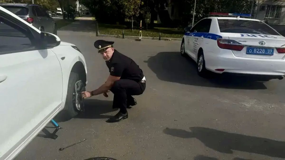 Чуткость и профессионализм на страже безопасности: сотрудник Госавтоинспекции ЮАО пришёл на помощь автоледи