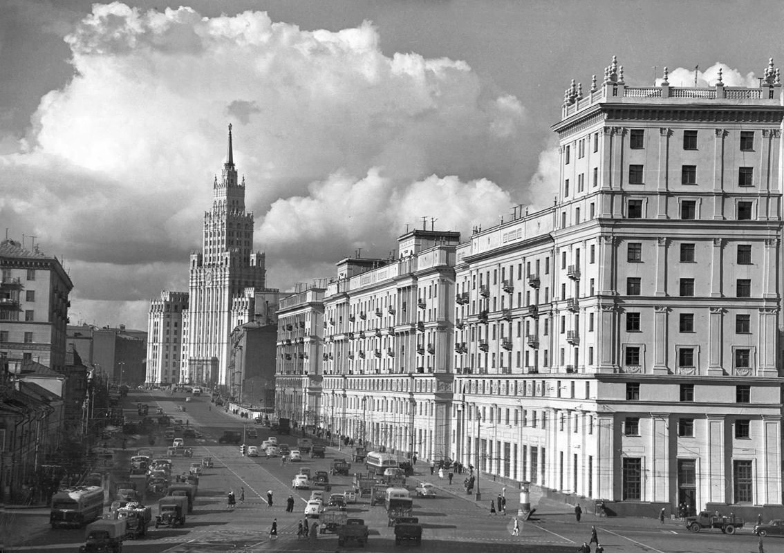 В рубрике «Москва сквозь годы» отправляемся на Садовую-Черногрязскую улицу!