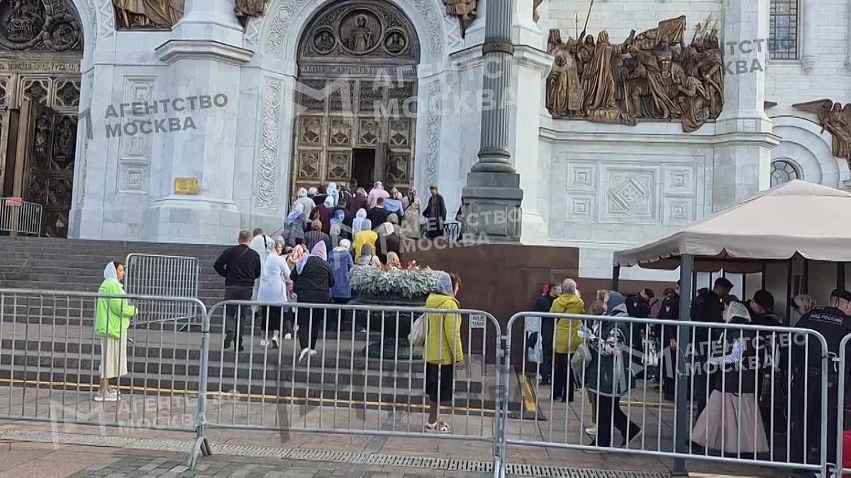 В Москве тысячи верующих пришли в храм Христа Спасителя, чтобы поклониться мощам святителя Спиридона Тримифунтского