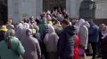 Москве тысячи верующих пришли поклониться мощам Спиридона Тримифунтского и Дмитрия Донского