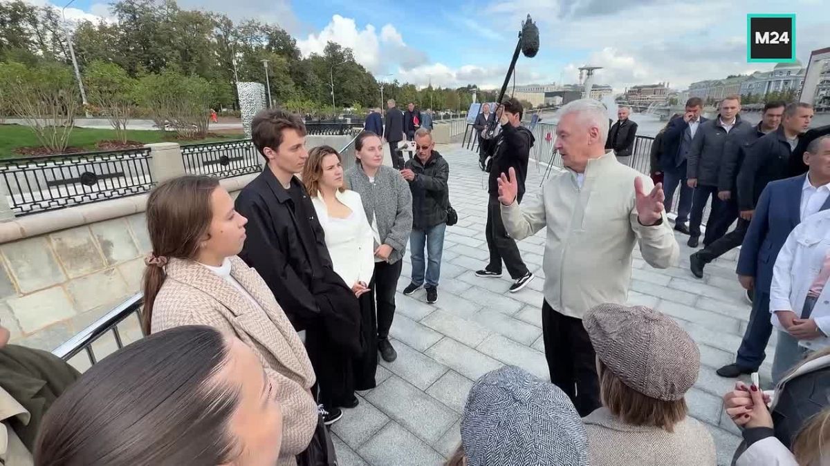 Сергей Собянин открыл пешеходный мост на Болотной набережной