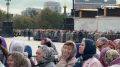 Сотни верующих собрались утром 15 сентября у храма Христа Спасителя в Москве, чтобы поклониться мощам святителя Спиридона Тримифунтского