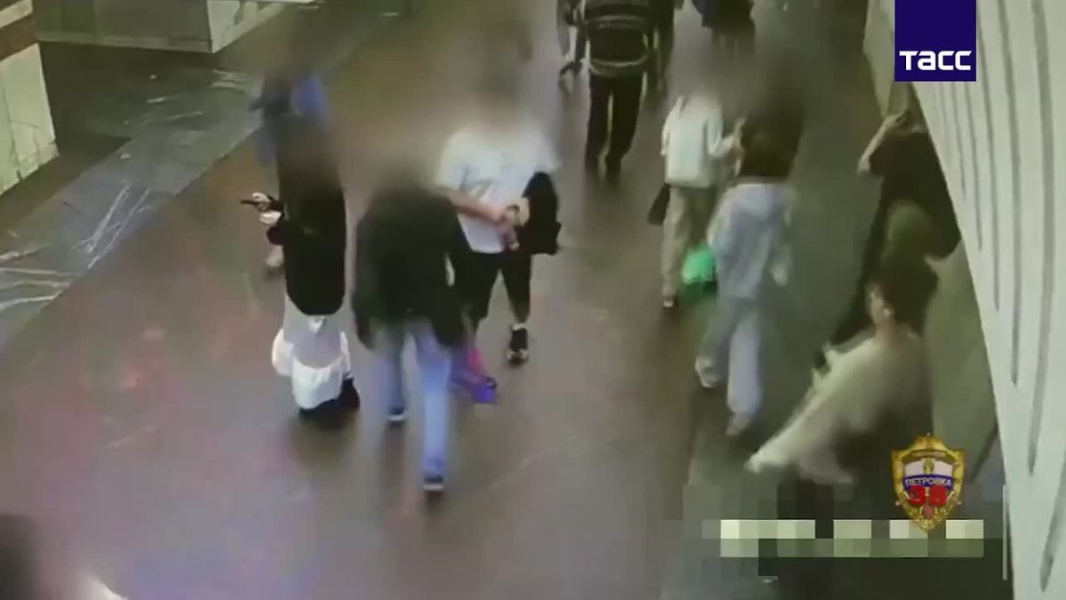 Мужчина ударил по лицу подростка, задевшего его самокатом, на станции метро "Таганская", сообщили ТАСС в МВД