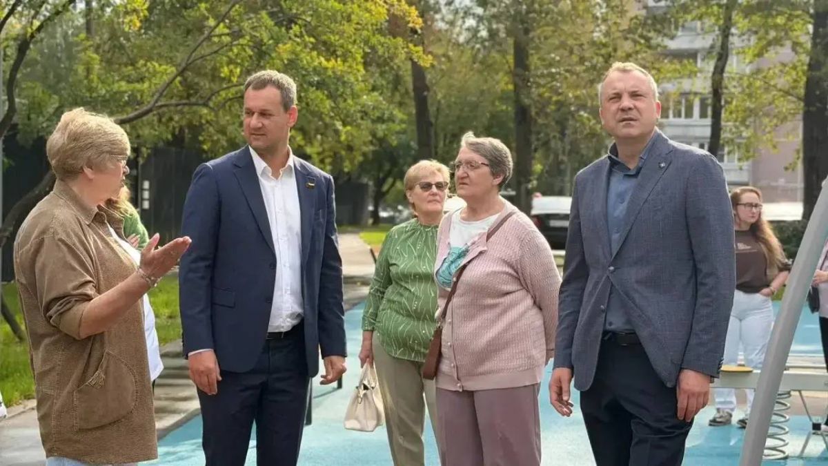 Евгений Попов: На встречах во дворах жители Западного и Северо-Западного округов Москвы поднимали десятки самых разных вопросов Евгений Попов: На встречах во дворах жители Западного и Северо-Западного округов Москвы поднимали десятки самых разных вопросов