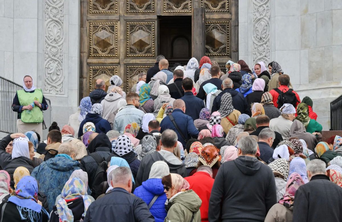Тысячи людей продолжают идти к святыне в Москве: очередь к деснице святителя Спиридона Тримифунтского растянулась до 6-7 часов Тысячи людей продолжают идти к святыне в Москве: очередь к деснице святителя Спиридона Тримифунтского растянулась до 6-7 часов