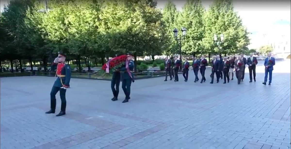 Руководители профильных ведомств стран СНГ, которые прибыли в Москву на 48-ю сессию Межгоссовета по геодезии, картографии, кадастру и дистанционному зондированию Земли, приняли участие в торжественной церемонии возложения...