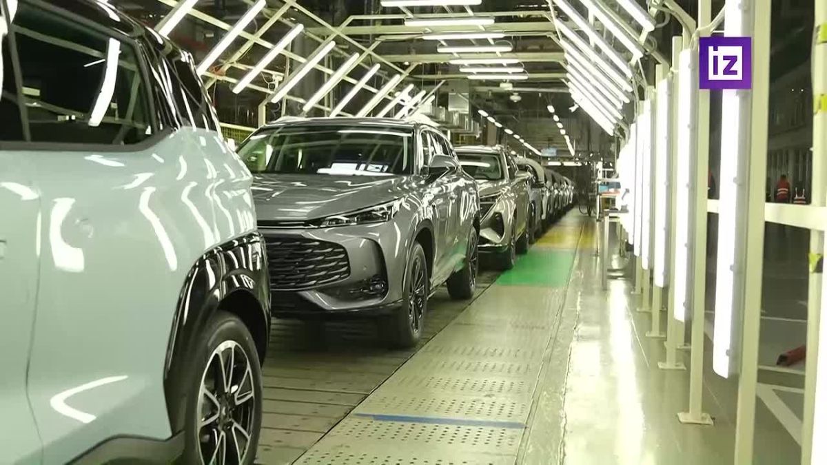 Российский электромобиль "Атом" скоро появится на дорогах страны — серийное производство запустили на заводе "Москвич"