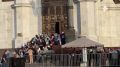 Люди с утра стоят в очереди к мощам Спиридона Тримифунтского в Храм Христа Спасителя в Москве