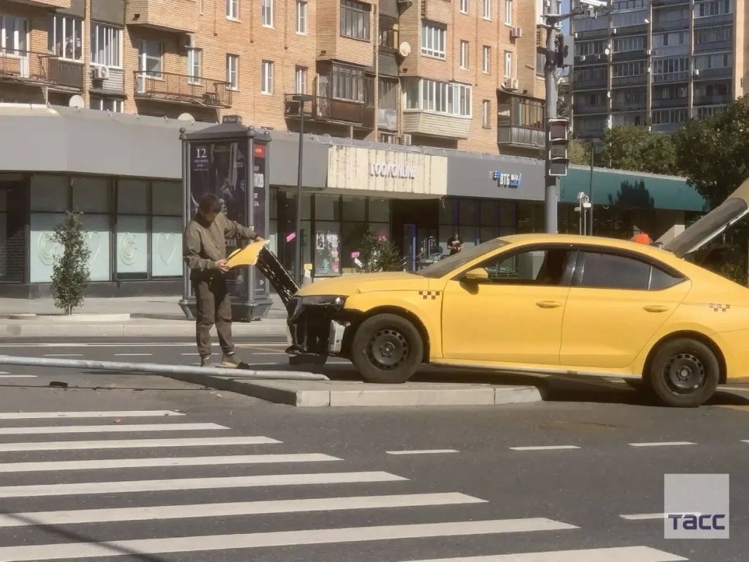 Такси въехало на разделительный островок перед пешеходным переходом на Большой Дорогомиловской улице и врезалось в дорожный знак