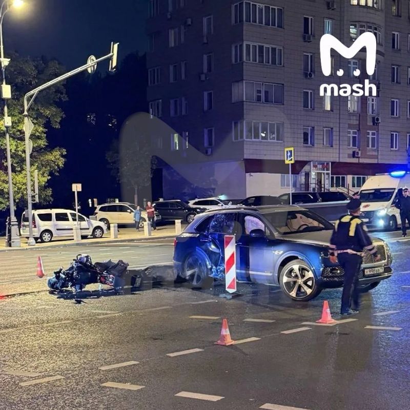 Бизнесмен на мотоцикле погиб в аварии с Bentley сотрудника Минэнерго в центре Москвы Бизнесмен на мотоцикле погиб в аварии с Bentley сотрудника Минэнерго в центре Москвы