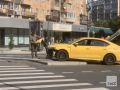 Такси въехало на разделительный островок перед пешеходным переходом на Большой Дорогомиловской улице и врезалось в дорожный знак