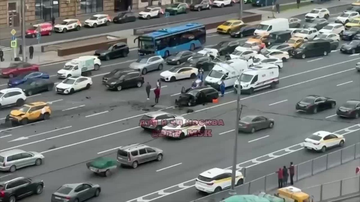 Массовая авария на Кутузовском проспекте в Москве — столкнулись по меньше мере семь автомобилей