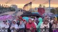 К храму Христа Спасителя с раннего утра тянется очередь