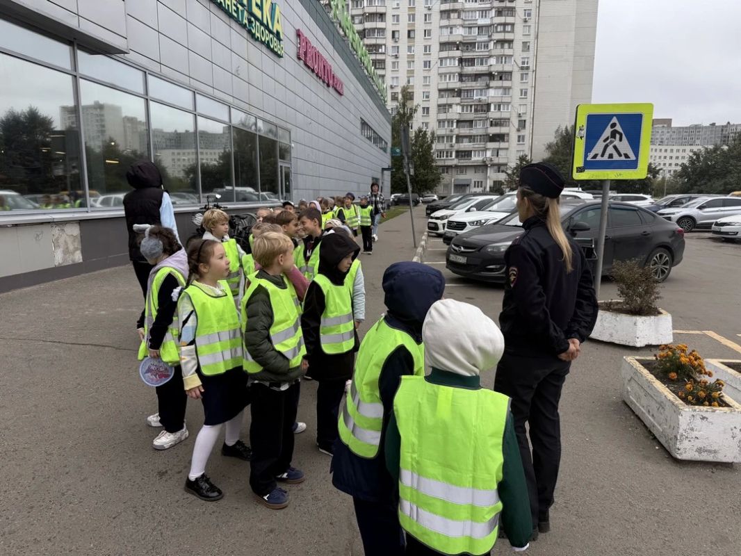 От теории к практике: зеленоградские первоклассники прошли «Дорогу безопасности» От теории к практике: зеленоградские первоклассники прошли «Дорогу безопасности»