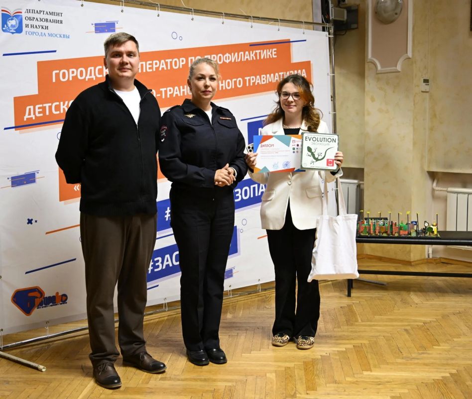 У здания Управления Госавтоинспекции Москвы открылась выставка детских рисунков по безопасности дорожного движения «Город без опасности» У здания Управления Госавтоинспекции Москвы открылась выставка детских рисунков по безопасности дорожного движения «Город без опасности»