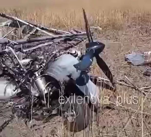 Обломки сбитого вчера крупногабаритного украинского дрона-камикадзе E300 Enterprise, несшего на Москву 250-кг авиабомбу ФАБ-250 Обломки сбитого вчера крупногабаритного украинского дрона-камикадзе E300 Enterprise, несшего на Москву 250-кг авиабомбу ФАБ-250