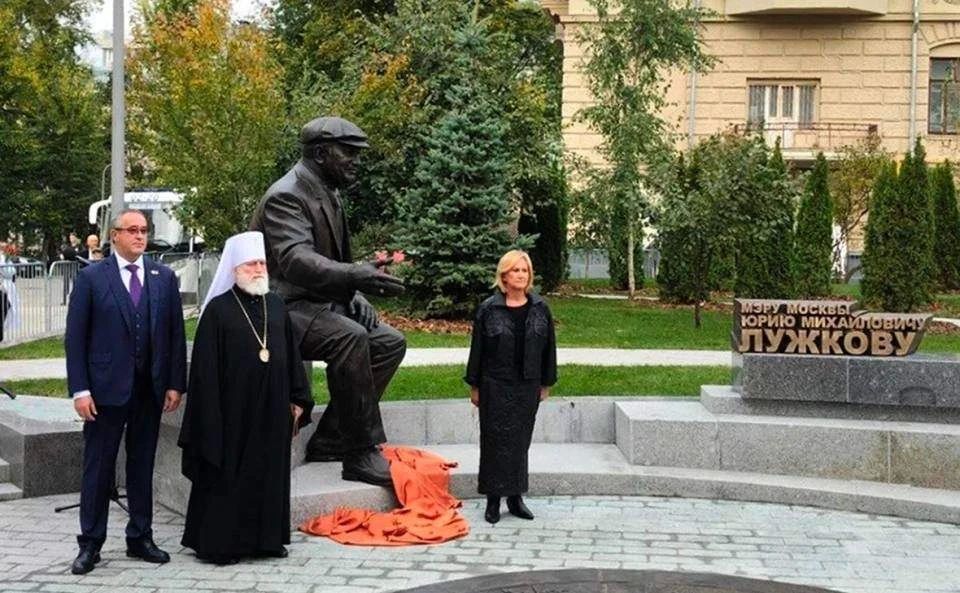 В Москве открыли памятник бывшему мэру столицы Юрию Лужкову
