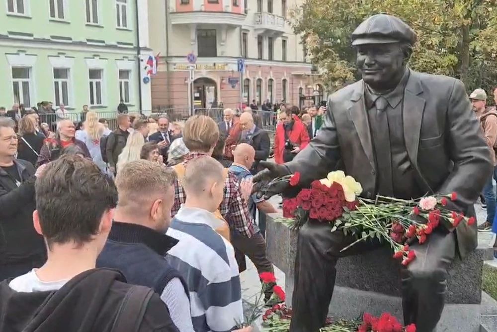 В Москве открыли памятник бывшему мэру Москвы Юрию Лужкову В Москве открыли памятник бывшему мэру Москвы Юрию Лужкову