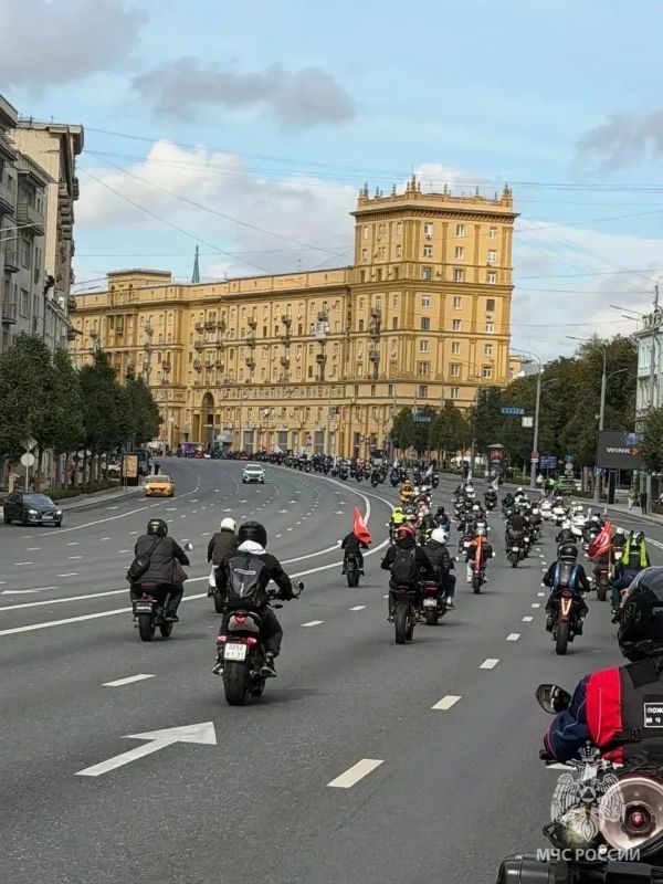 В Москве прошёл мотопарад в честь закрытия мотосезона-2026 В Москве прошёл мотопарад в честь закрытия мотосезона-2026