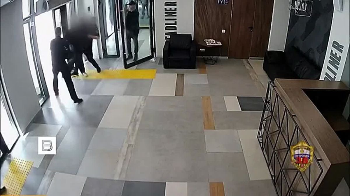 Полиция задержала шестерых подростков за стрельбу в охранников из сигнального пистолета после попытки залезть на крышу высотного здания в Шмитовском проезде в Москве, сообщили в столичном МВД