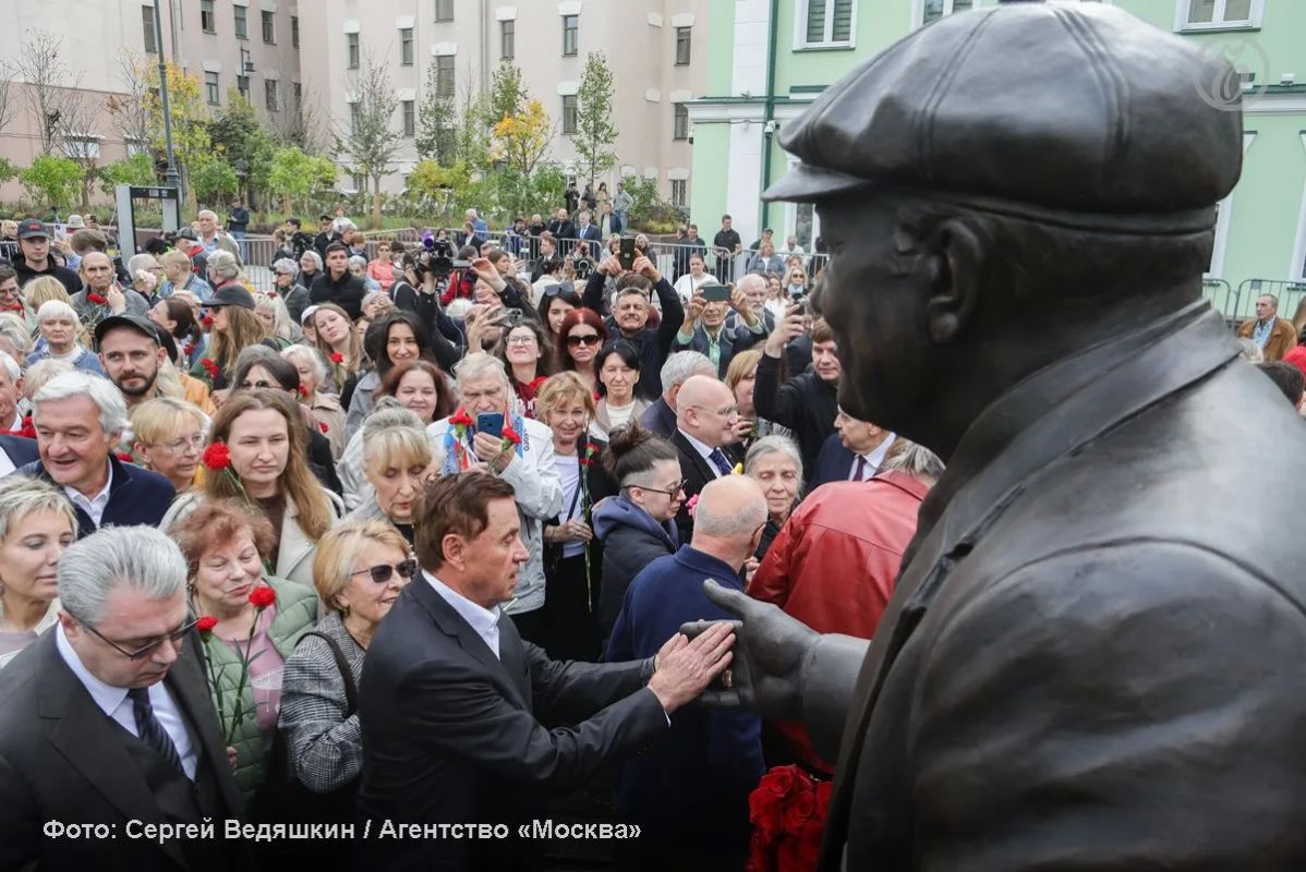 В центре Москвы состоялась церемония открытия памятника бывшему мэру столицы Юрию Лужкову В центре Москвы состоялась церемония открытия памятника бывшему мэру столицы Юрию Лужкову