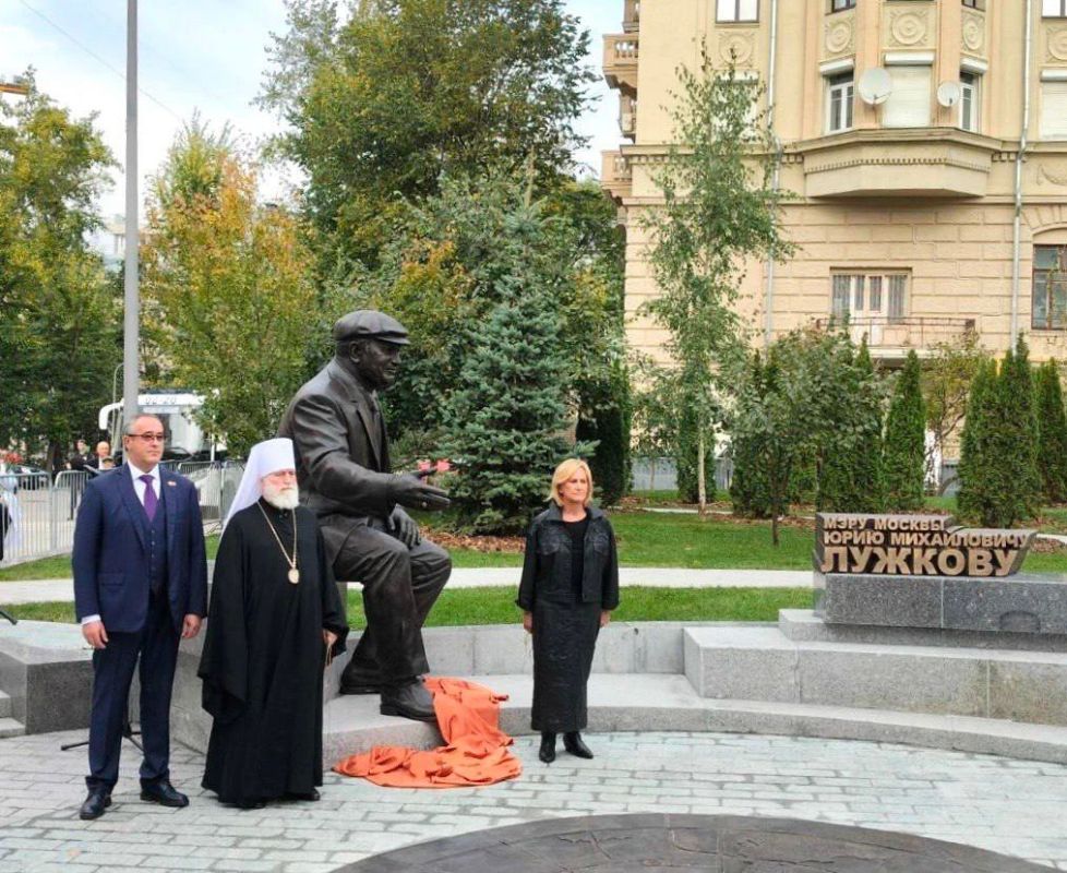 В Москве открыли памятник бывшему мэру столицы Юрию Лужкову