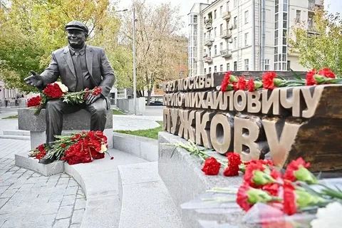В Москве открыли памятник бывшему мэру Москвы Юрию Лужкову В Москве открыли памятник бывшему мэру Москвы Юрию Лужкову
